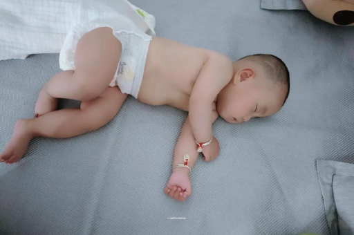 武汉供卵试管机构三个月宝宝抬头不稳